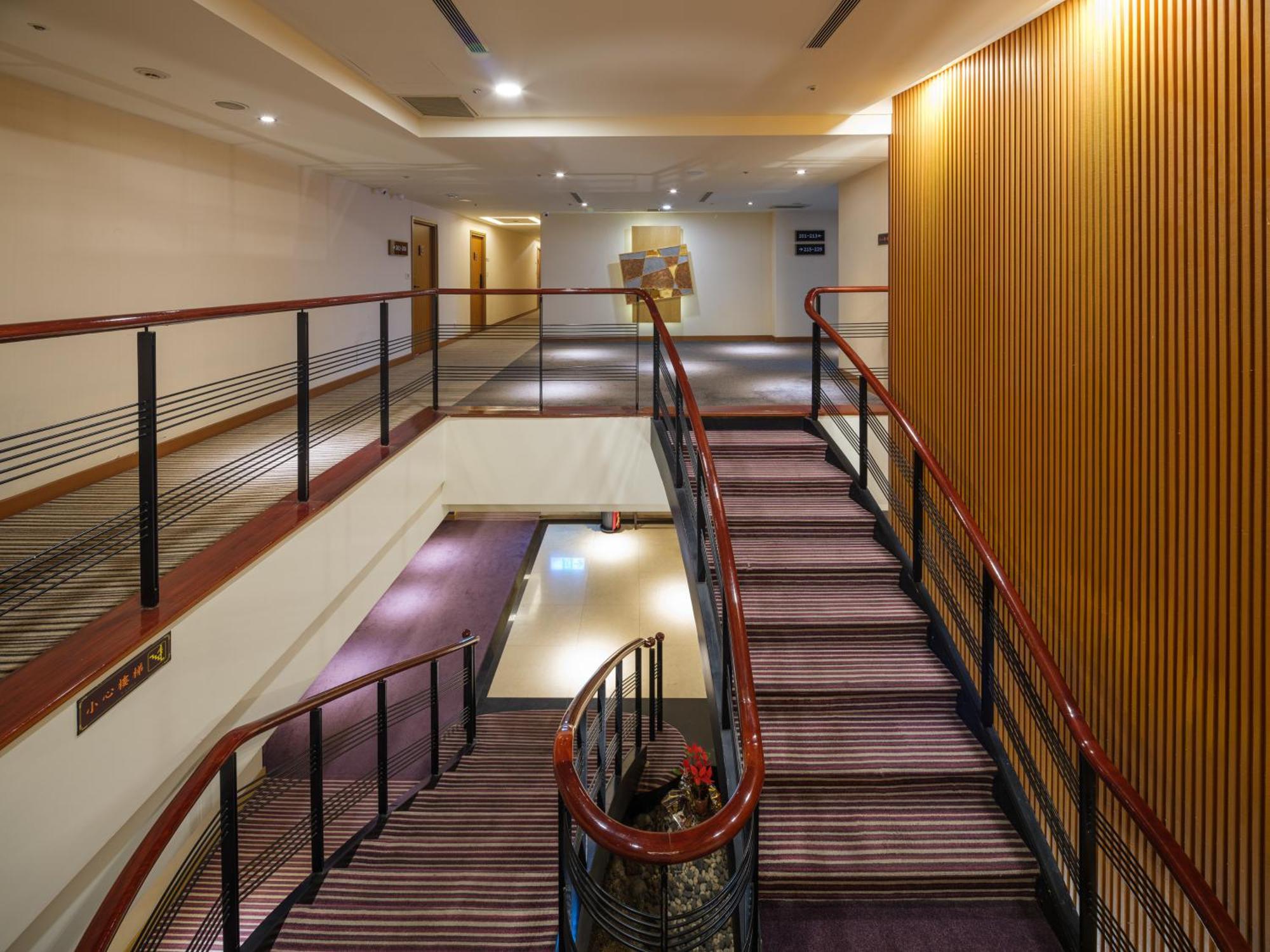 Rich & Free Hotel - Fuzhong 富逸旅趣-板橋府中館 Тайпей Екстериор снимка
