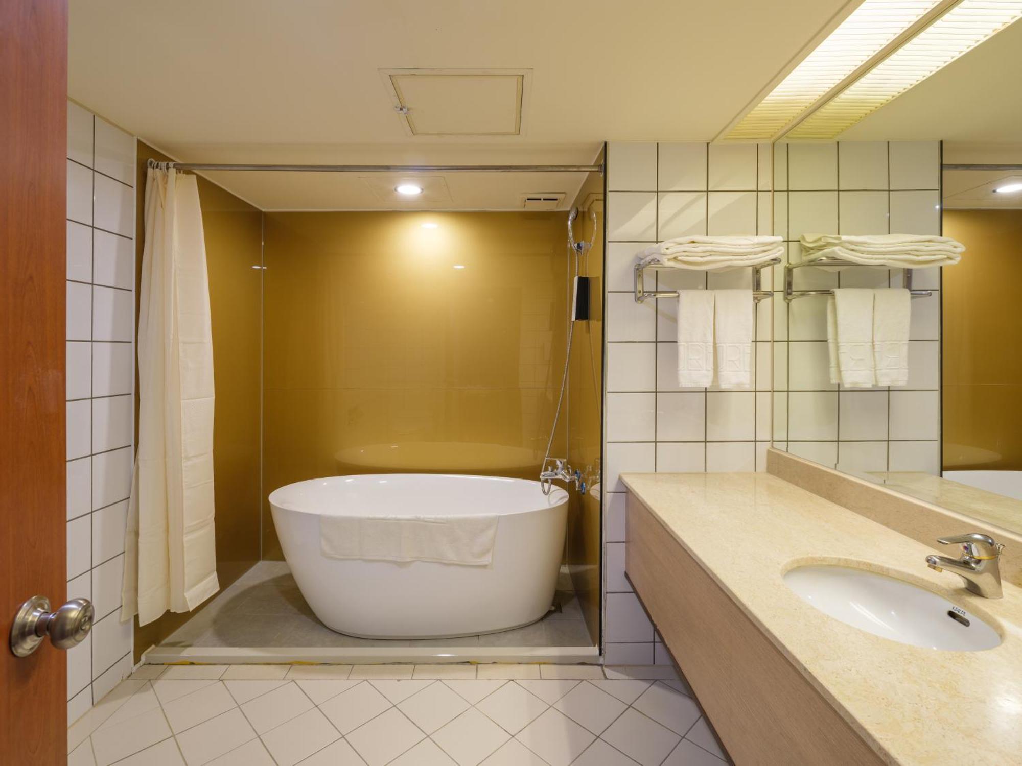 Rich & Free Hotel - Fuzhong 富逸旅趣-板橋府中館 Тайпей Екстериор снимка